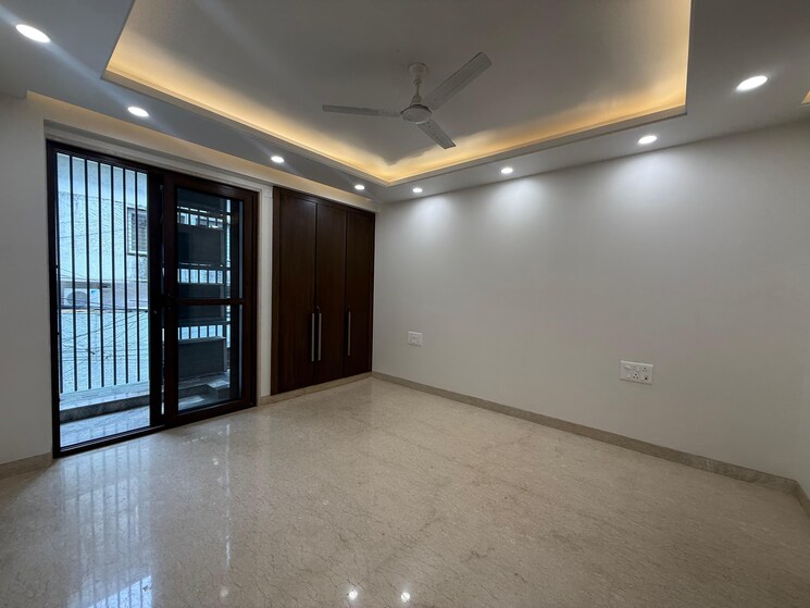Room, greater kailash i 4 Bedroom 300 Sq.Ft. Builder Floor In Greater Kailash I Delhi 9191187