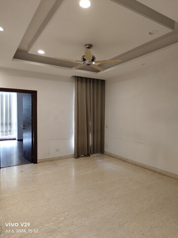 Room in 5 BHK Apartment at Central Park I, Sector 42 – for Rent