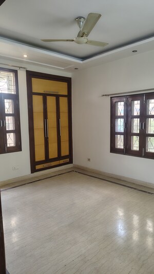 Room in 4 BHK Apartment at Sector 9 Wave City – for Sale