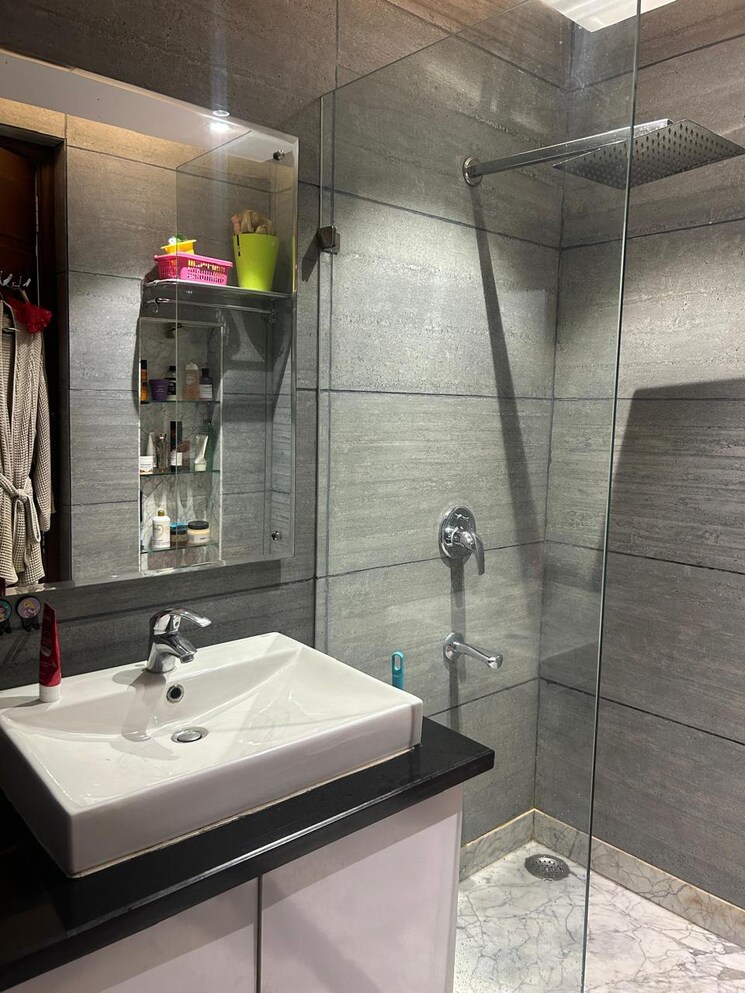 Bathroom, hauz khas 3 Bedroom 240 Sq.Yd. Builder Floor In Hauz Khas Delhi 9191259