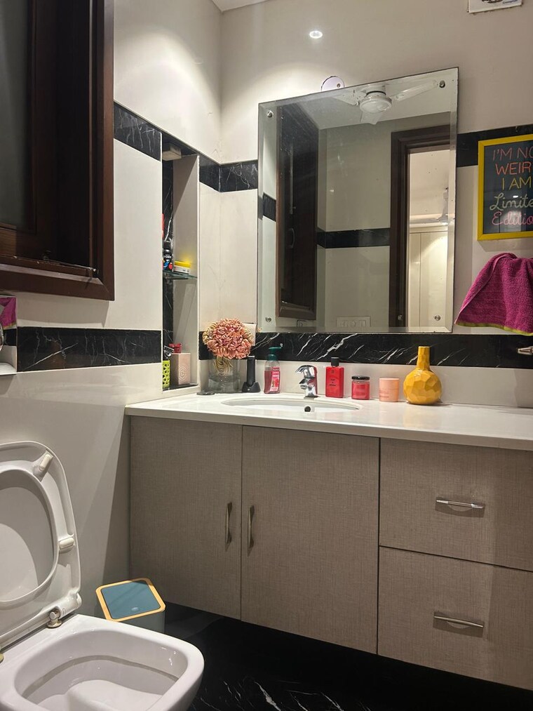 Attached Bathroom, hauz khas 3 Bedroom 240 Sq.Yd. Builder Floor In Hauz Khas Delhi 9191259