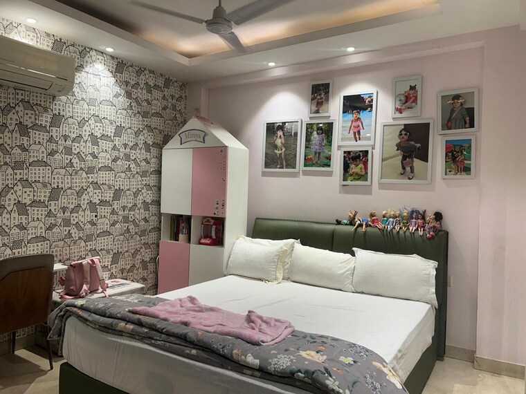 Bedroom, hauz khas 3 Bedroom 240 Sq.Yd. Builder Floor In Hauz Khas Delhi 9191259