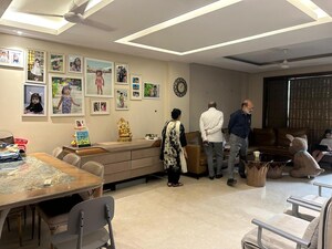 Room in 3 BHK Builder Floor at Hauz Khas – for Sale