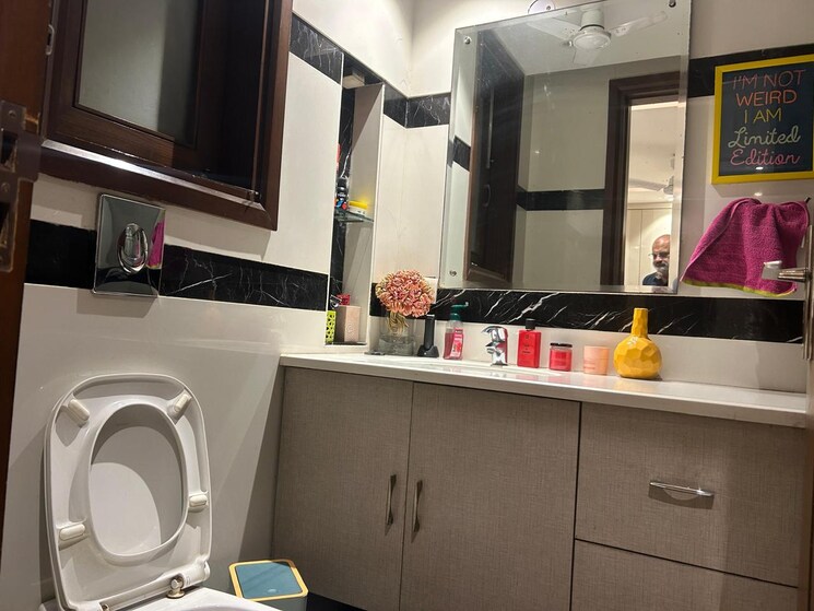 Attached Bathroom, hauz khas 3 Bedroom 240 Sq.Yd. Builder Floor In Hauz Khas Delhi 9191259