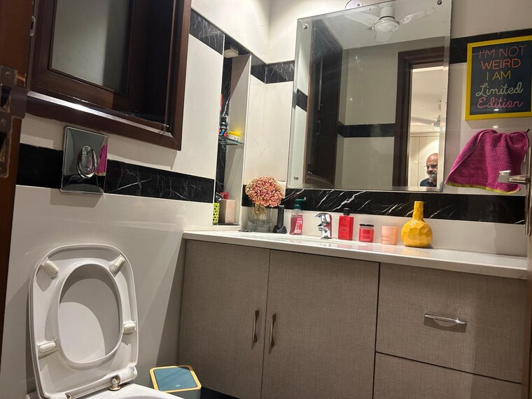 Attached Bathroom, hauz khas 3 Bedroom 240 Sq.Yd. Builder Floor In Hauz Khas Delhi 9191259