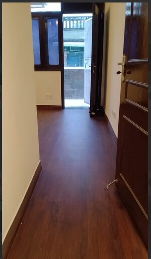 Building Lobby in 4 BHK Builder Floor at Sushant Lok 2, Sector 57 – for Sale