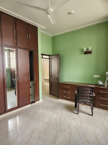 Room in 4 BHK Builder Floor at Sainik Farm – for Rent