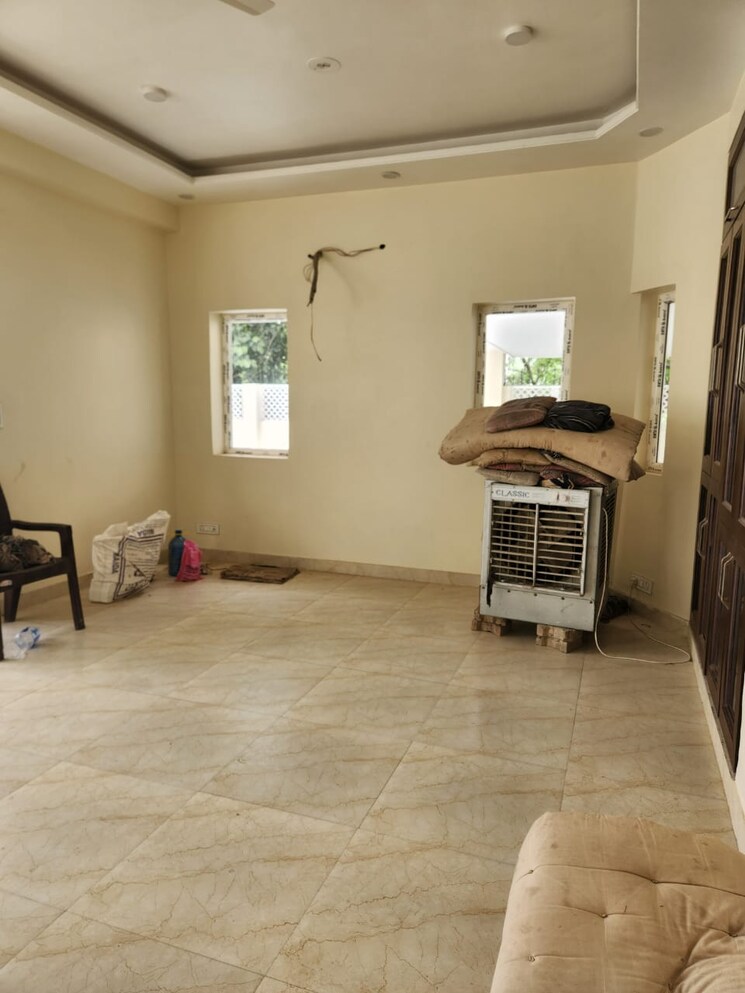 Living Room, sainik farm 4 Bedroom 1250 Sq.Yd. Builder Floor In Sainik Farm Delhi 9191524