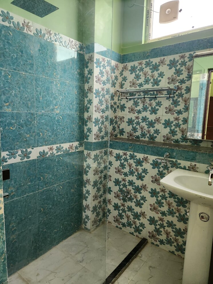 Living Room, sainik farm 4 Bedroom 1250 Sq.Yd. Builder Floor In Sainik Farm Delhi 9191524