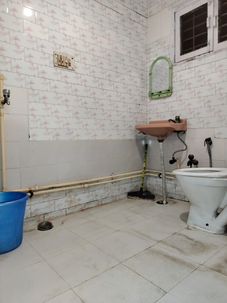 Bathroom, sarita vihar 1 RK 401 Sq.Ft. Apartment In Sarita Vihar Delhi 9191587