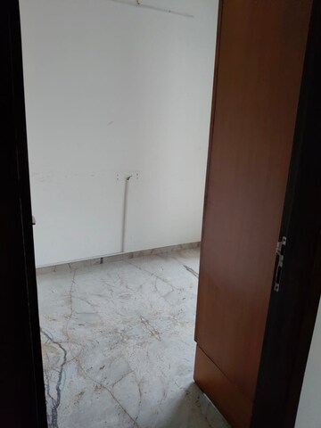 Room in 2.5 BHK Apartment at Sumit Garden Grove, Borivali West – for Rent