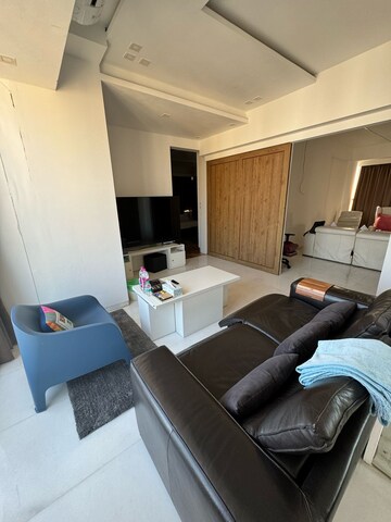 Team Area in 2 BHK Apartment at Woodland Heights, Bandra West – for Sale