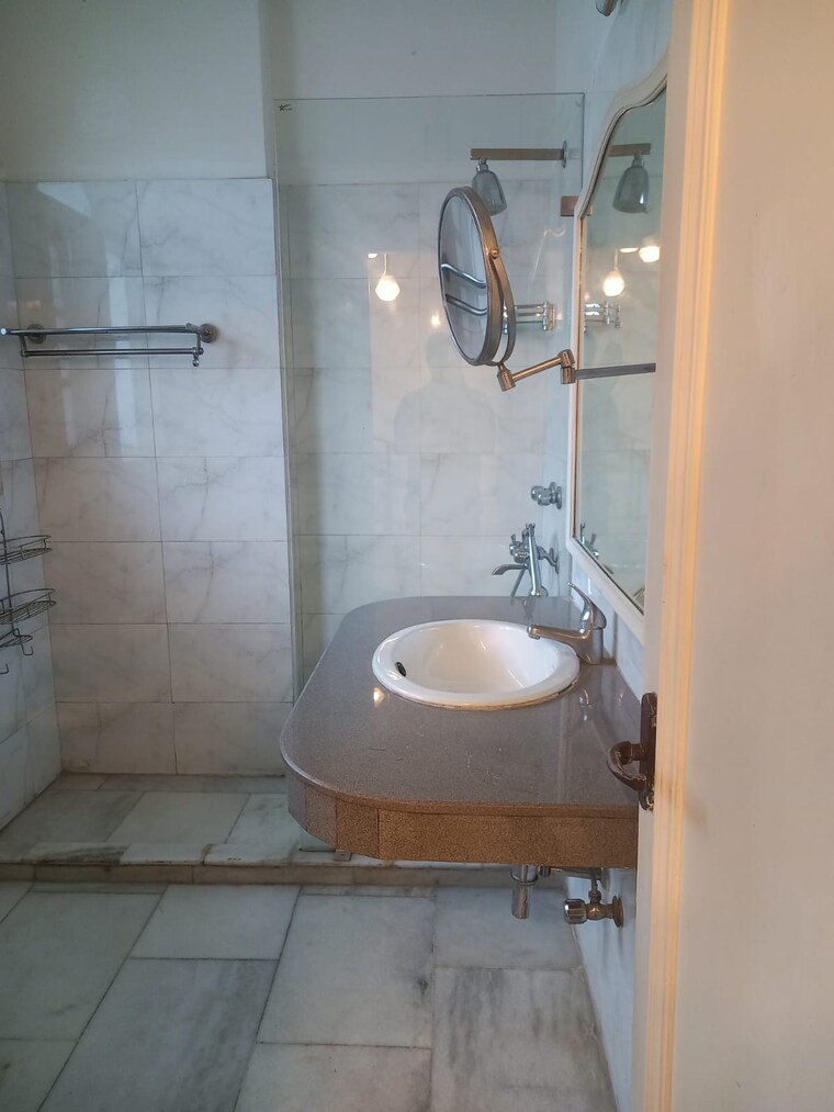 Bathroom, defence colony 3 Bedroom 325 Sq.Yd. Builder Floor In Defence Colony Delhi 9191777