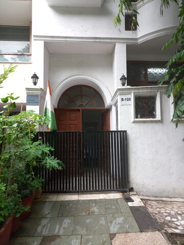 Building Lobby in 3 BHK Builder Floor at Defence Colony – for Rent
