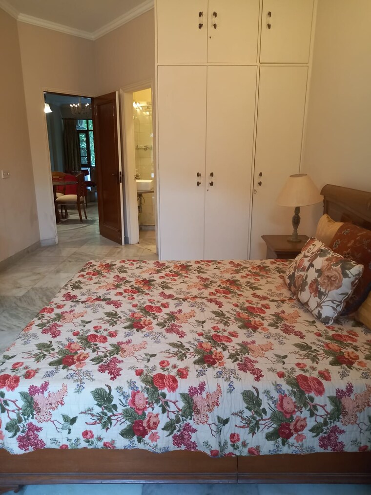 Bedroom, defence colony 3 Bedroom 325 Sq.Yd. Builder Floor In Defence Colony Delhi 9191777