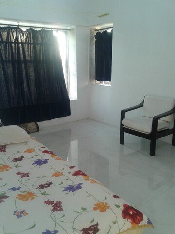 Room in 2 BHK Apartment at Vaikunth Apartment Bandra, Bandra West – for Sale