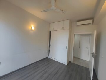 Room in 2.5 BHK Apartment at Ireo The Corridors, Sector 67a – for Rent