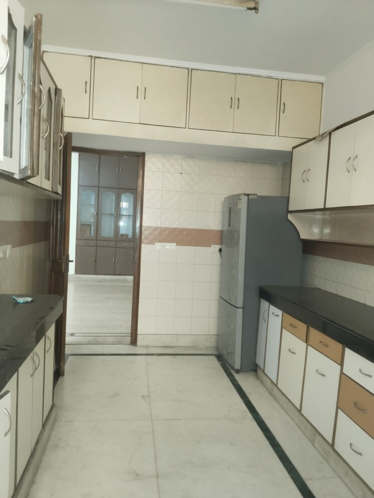 Kitchen, jasola vihar 3 Bedroom 2500 Sq.Ft. Builder Floor In Jasola Vihar Delhi 9191819