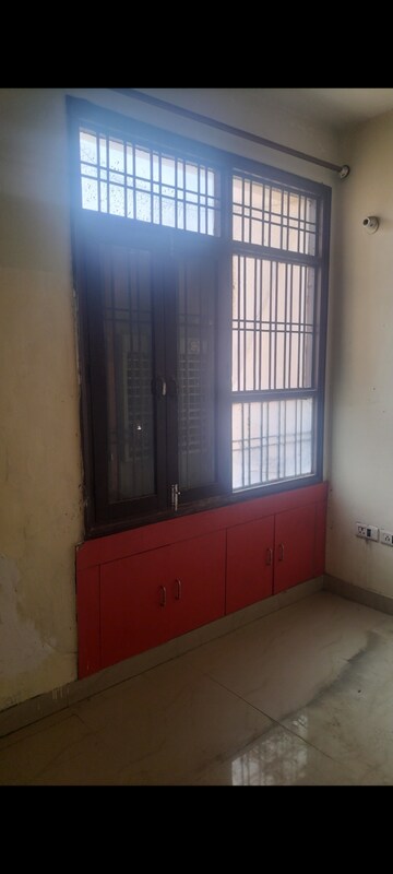 Room in 2.5 BHK Apartment at SRS Royal Hills, Sector 87 – for Rent