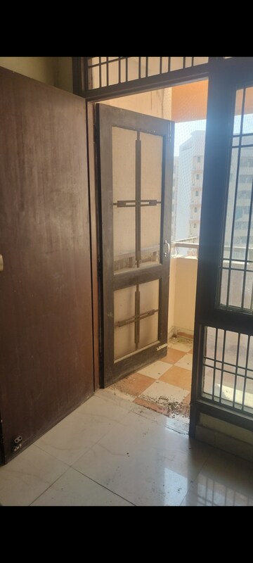 Room in 2.5 BHK Apartment at SRS Royal Hills, Sector 87 – for Rent