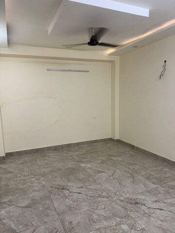 Room in 3 BHK Builder Floor at Green Fields Colony – for Rent