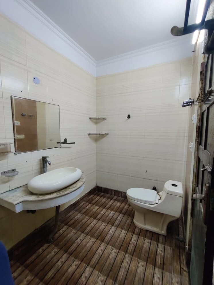 Bathroom, green fields colony 3 Bedroom 200 Sq.Yd. Builder Floor In Green Fields Colony Faridabad 9191855