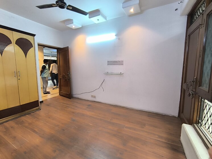 Room, green fields colony 3 Bedroom 261 Sq.Yd. Builder Floor In Green Fields Colony Faridabad 9191902