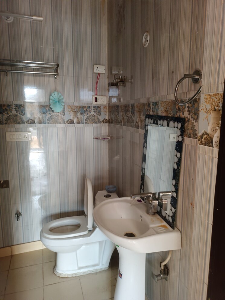 Bathroom, green fields colony 2 Bedroom 150 Sq.Yd. Builder Floor In Green Fields Colony Faridabad 9191919
