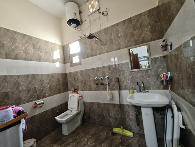 Bathroom, kharar mohali road 3 Bedroom 200 Sq.Yd. Independent House In Kharar Mohali Road Kharar 9191930
