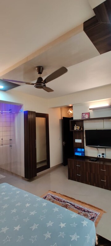Room in 4 BHK Apartment at BPTP Park Serene, Sector 37d – for Sale