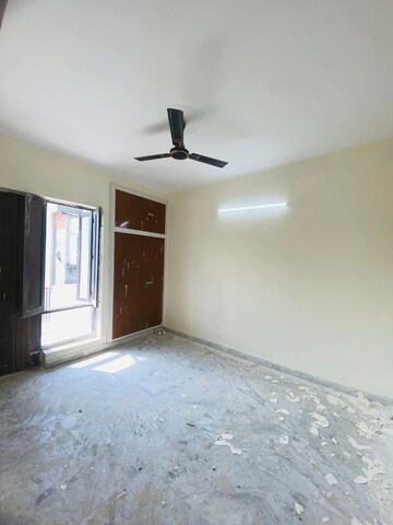 Room in 3 BHK Builder Floor at Green Fields Colony – for Rent