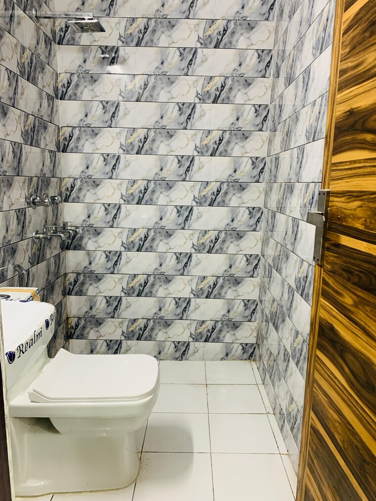 Bathroom, green fields colony 3 Bedroom 350 Sq.Yd. Builder Floor In Green Fields Colony Faridabad 9191993