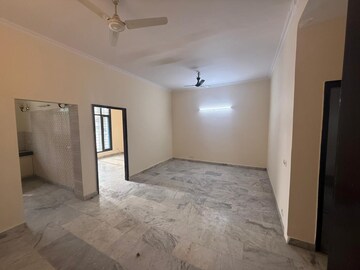 Room in 2.5 BHK Builder Floor at Gardenia Glory, Sector 46 – for Rent