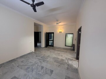 Room in 2.5 BHK Builder Floor at Gardenia Glory, Sector 46 – for Rent