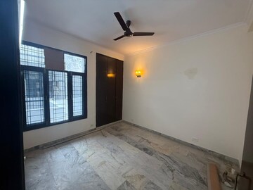 Room in 2.5 BHK Builder Floor at Gardenia Glory, Sector 46 – for Rent