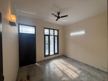 Room in 2.5 BHK Builder Floor at Gardenia Glory, Sector 46 – for Rent