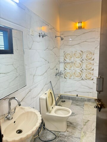 Bathroom in 2.5 BHK Builder Floor at Gardenia Glory, Sector 46 – for Rent