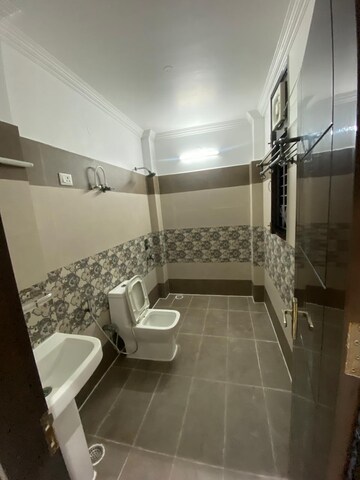 Bathroom in 2.5 BHK Builder Floor at Gardenia Glory, Sector 46 – for Rent