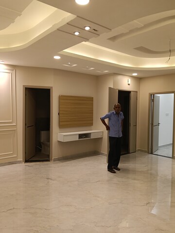 Parking in 3.5 BHK Apartment at Mahalaxmi Apartments Mahanagar, Mahanagar – for Sale