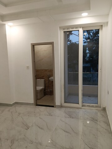 Room in 3.5 BHK Apartment at Mahalaxmi Apartments Mahanagar, Mahanagar – for Sale