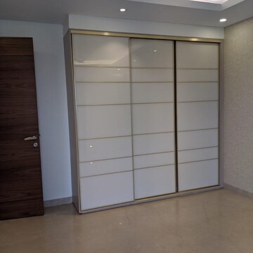 Room in 4 BHK Builder Floor at Dlf Phase ii – for Rent