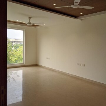 Room in 4 BHK Builder Floor at Dlf Phase ii – for Rent