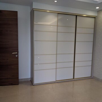 Room in 4 BHK Builder Floor at Dlf Phase ii – for Rent