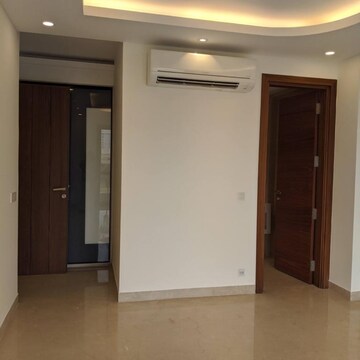 Room in 4 BHK Builder Floor at Dlf Phase ii – for Rent
