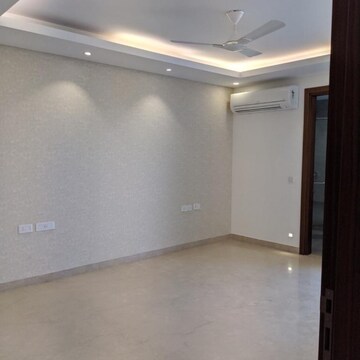 Room in 4 BHK Builder Floor at Dlf Phase ii – for Rent