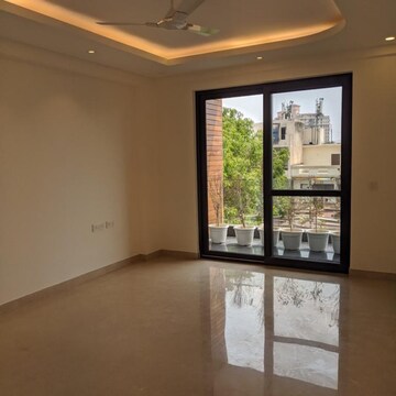 Room in 4 BHK Builder Floor at Dlf Phase ii – for Rent