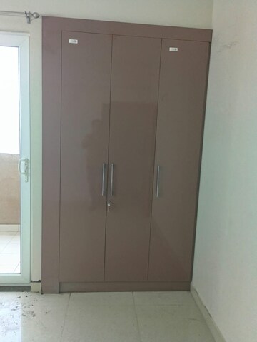 Room in 3 BHK Apartment at Tata Eureka Park, Sector 150 – for Rent