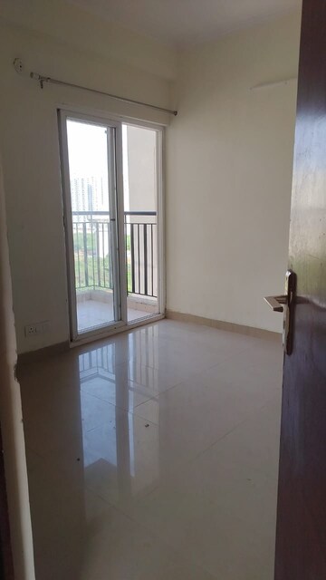 Room in 3 BHK Apartment at Amrapali O2 Valley, Tech Zone 4 Greater Noida – for Rent