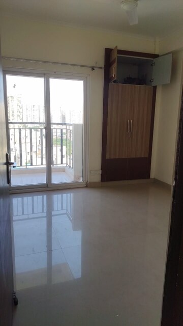 Room in 3 BHK Apartment at Amrapali O2 Valley, Tech Zone 4 Greater Noida – for Rent