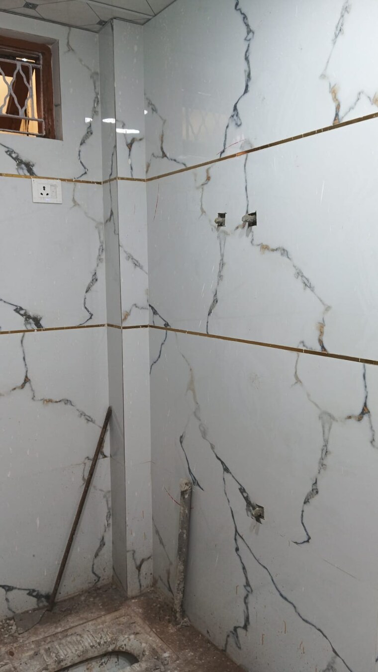 Bathroom, shalimar garden 3 Bedroom 1300 Sq.Ft. Builder Floor In Shalimar Garden Ghaziabad 9192259